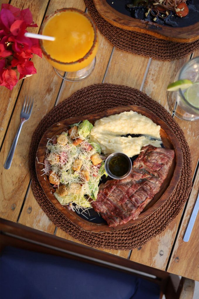 Arrachera steak with a mango margarita